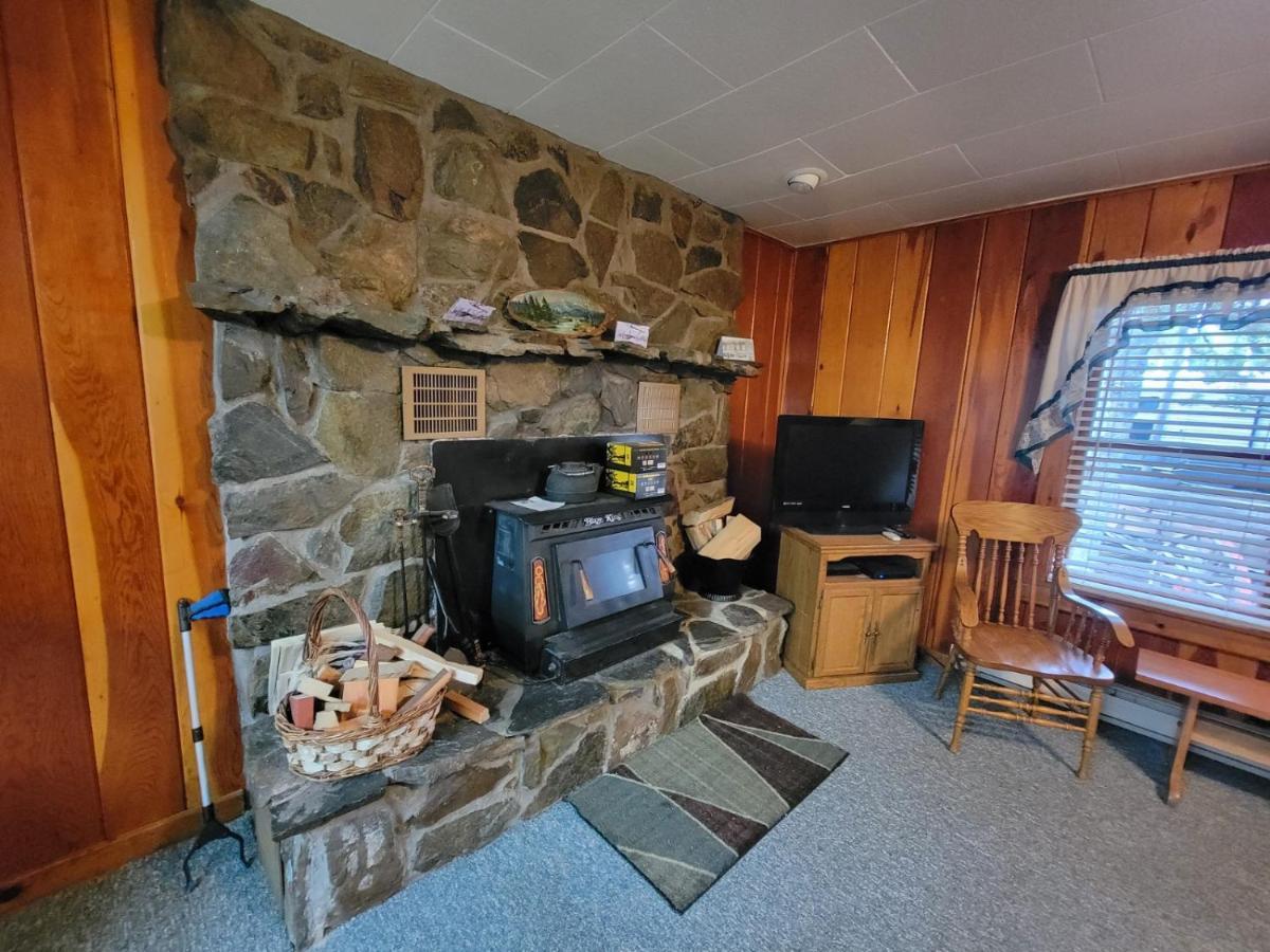 Wagon Wheel Hotel West Yellowstone Esterno foto