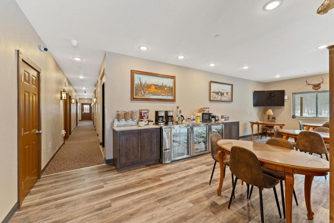 Wagon Wheel Hotel West Yellowstone Esterno foto
