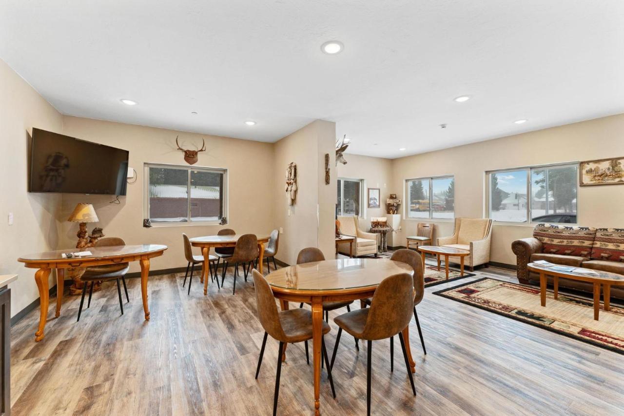 Wagon Wheel Hotel West Yellowstone Esterno foto