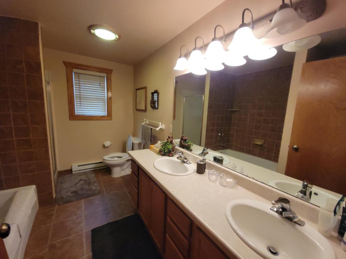Wagon Wheel Hotel West Yellowstone Esterno foto