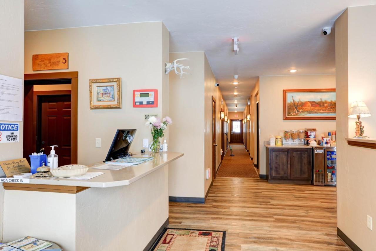 Wagon Wheel Hotel West Yellowstone Esterno foto