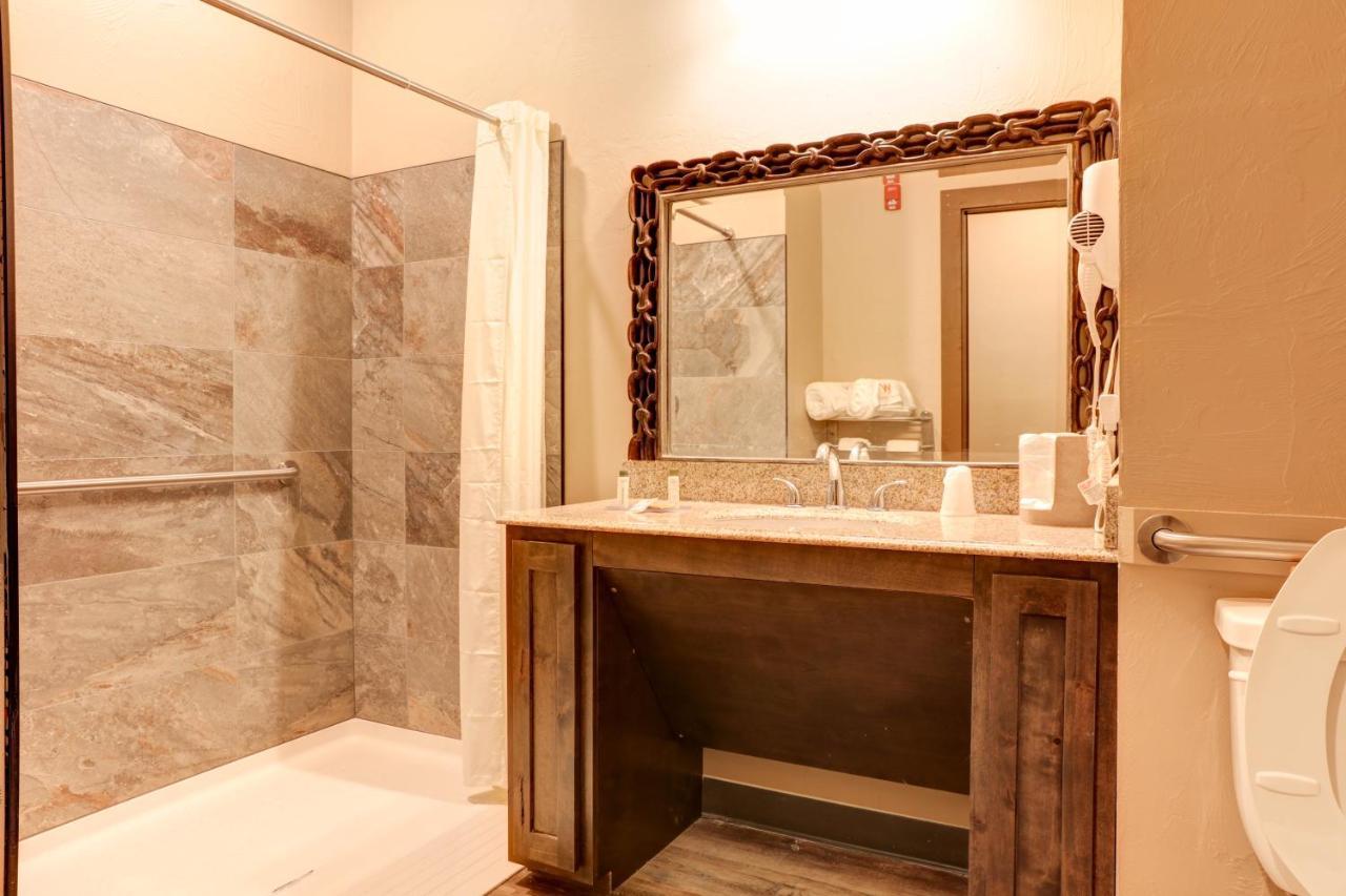 Wagon Wheel Hotel West Yellowstone Esterno foto