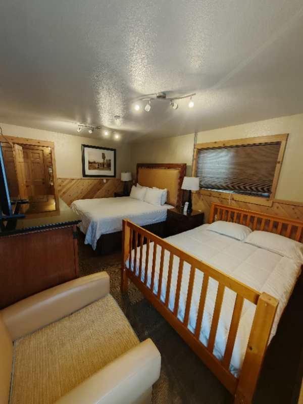 Wagon Wheel Hotel West Yellowstone Esterno foto